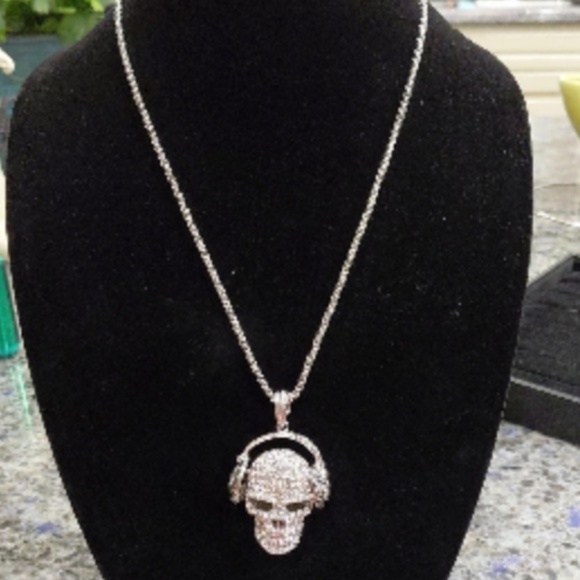 hey Mr. DJ, new condition, skull necklace Natasha couture with💀 headphones - Picture 5 of 8
